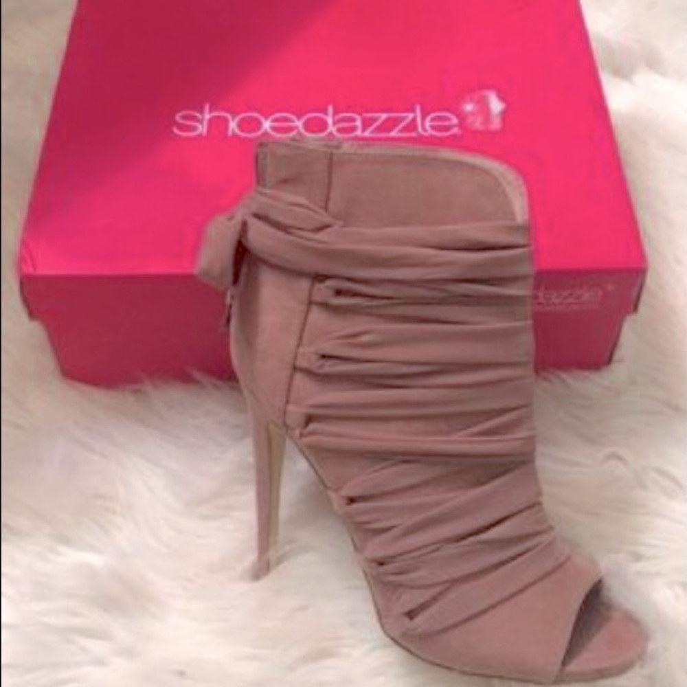 NEW - NEVER WORN!! Ladies size 8